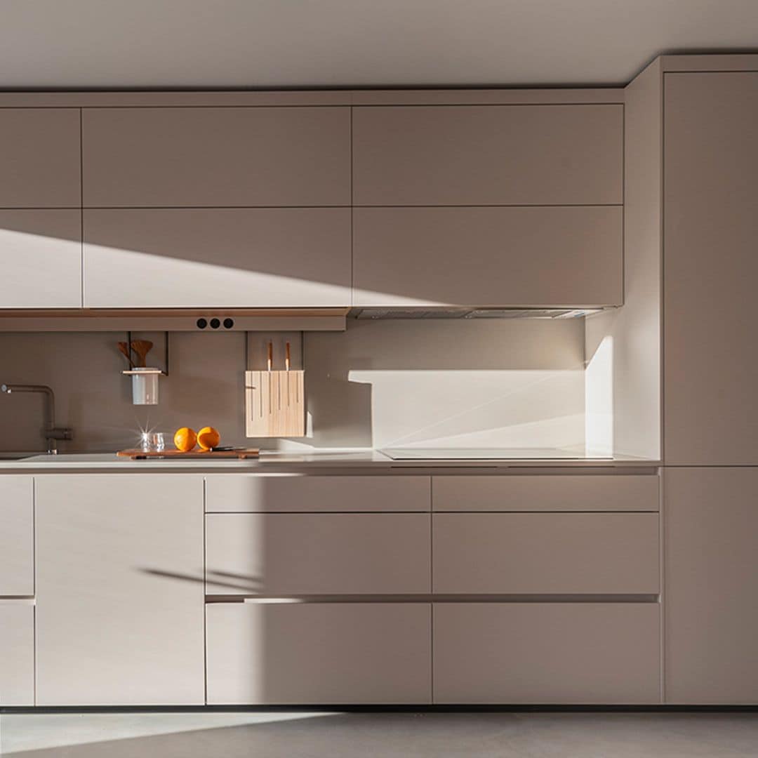 Una cocina con barra, de planta alargada y un acabado de plena tendencia