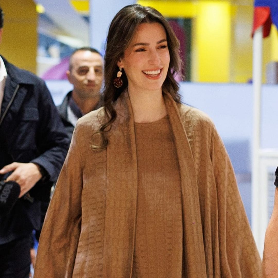Rajwa de Jordania estrena un icónico bolso de más de 5.000 euros que conecta con la reina Rania
