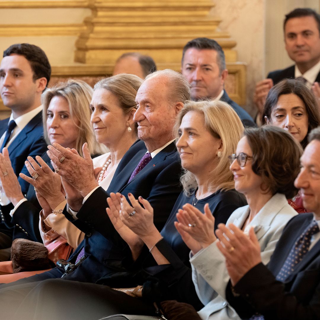 Don Juan Carlos durante su homenaje rodeado por sus hijas y su nieto Felipe Juan Froilán