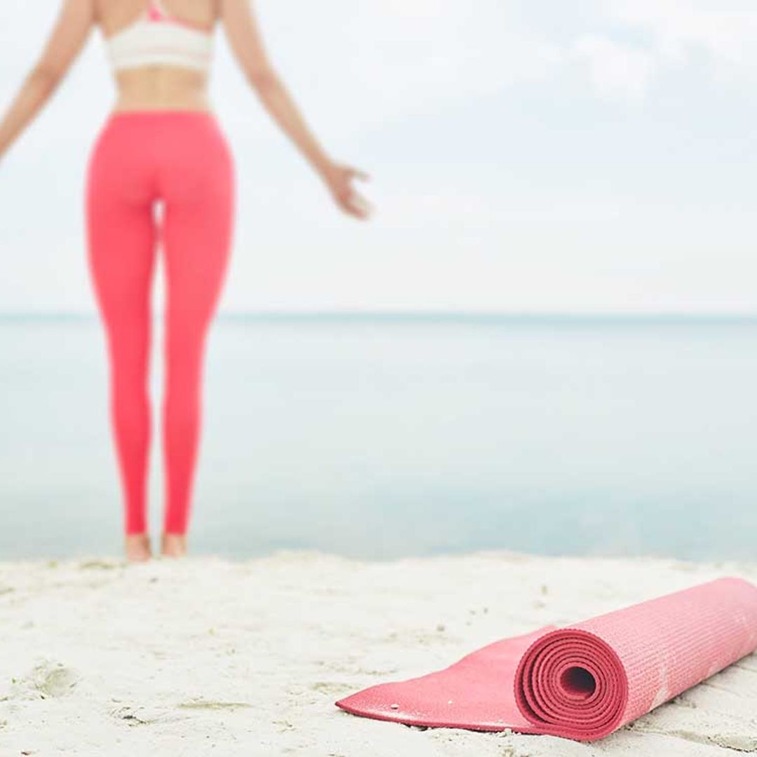 Posturas de yoga sencillas para practicar en la playa