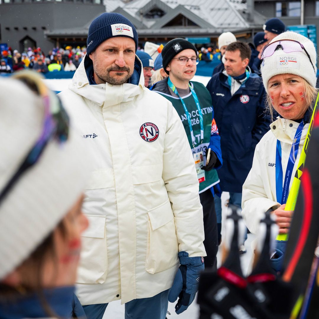 Haakon de Noruega hace de tripas corazón y acude a los JJ.OO. de Invierno en medio de los escándalos que sacuden a su familia