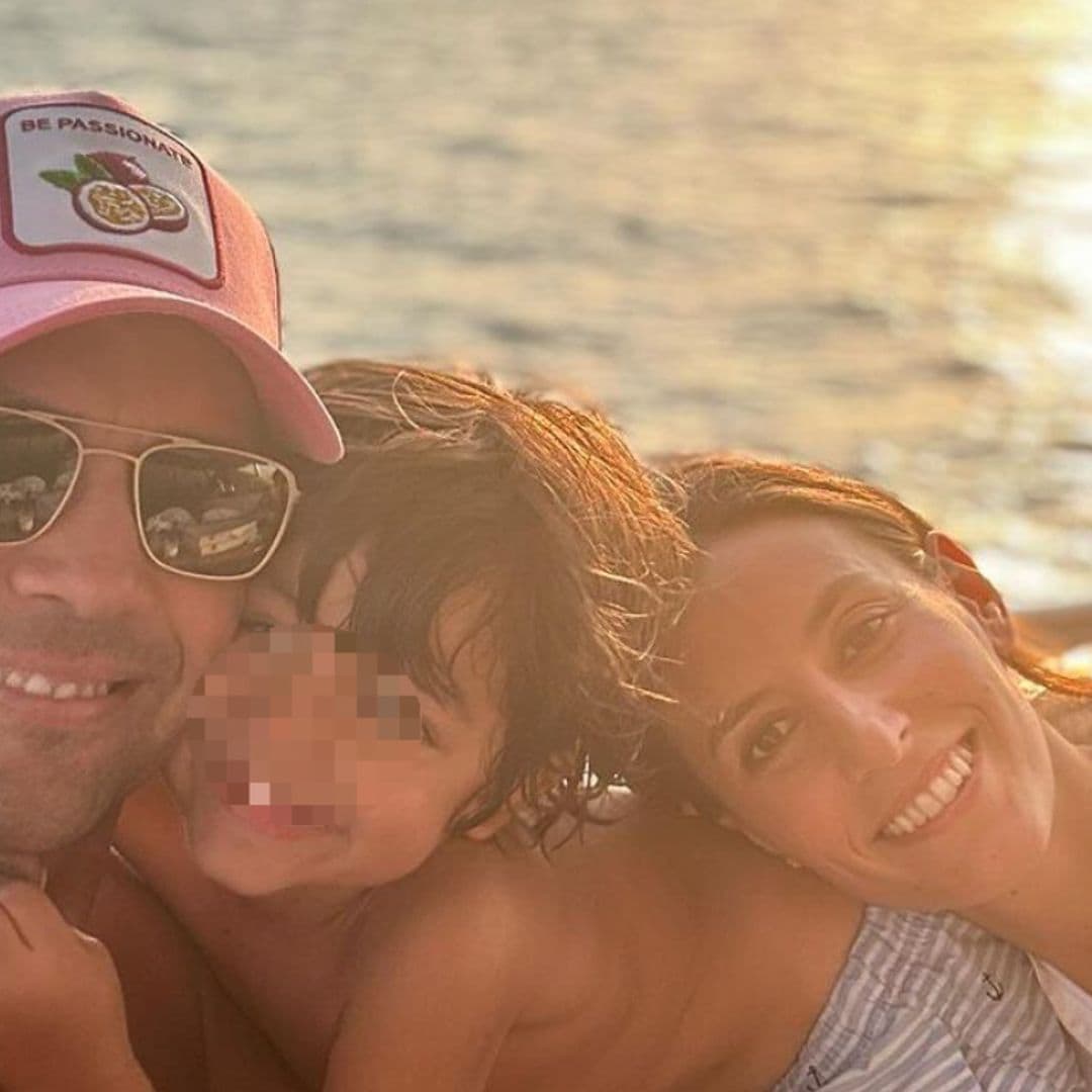 El espectacular posado en Qatar de Ana Boyer y Verdasco con sus dos hijos ¡y un minicapitán muy especial!
