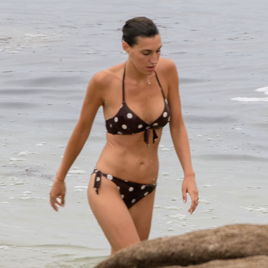 Muy relajada, Eugenia Osborne fue la primera en llegar a una de las playas más tranquilas de Galicia, donde disfrutó de un baño en solitario