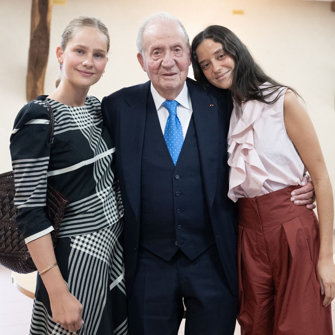La alegría del rey Juan Carlos junto a sus nietas, Victoria Federica e Irene Urdangarin, al recibir un nuevo premio en Francia: las fotos no vistas