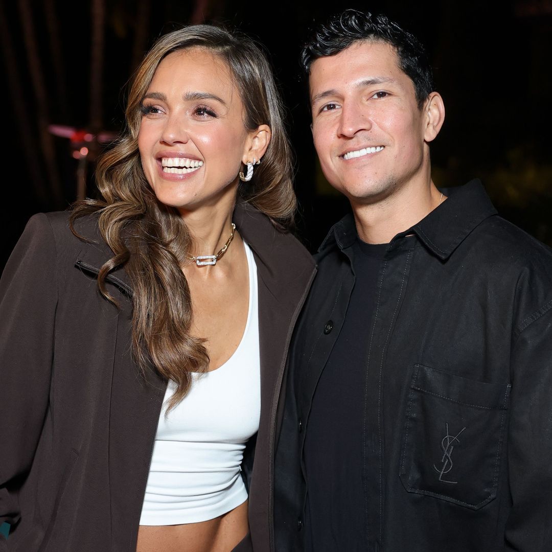 Jessica Alba celebra los 18 años de su hija Honor junto a Danny Ramírez, ¡las cosas van en serio!