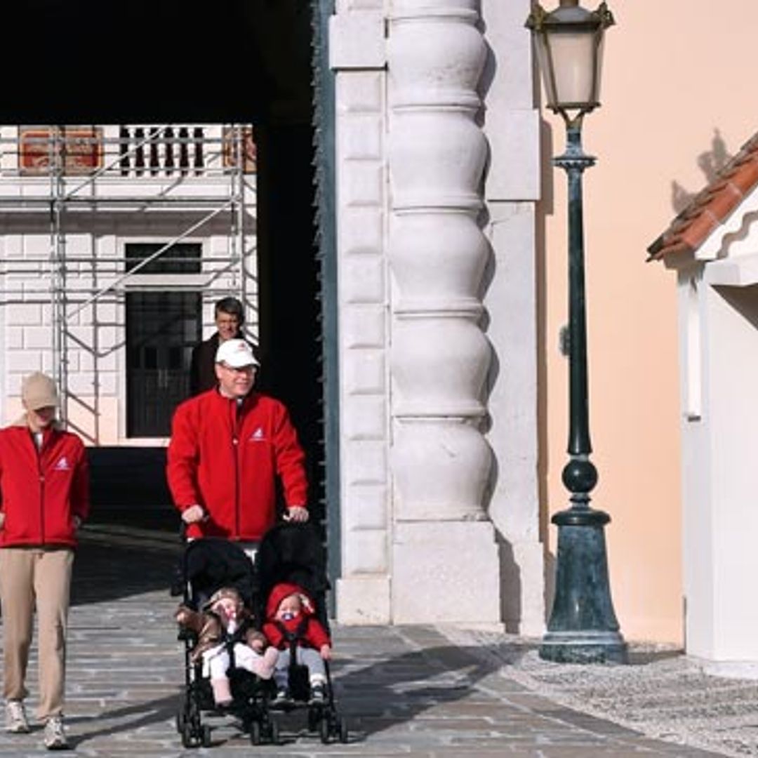 Los príncipes Alberto y Charlene recorren con sus hijos las calles de Mónaco