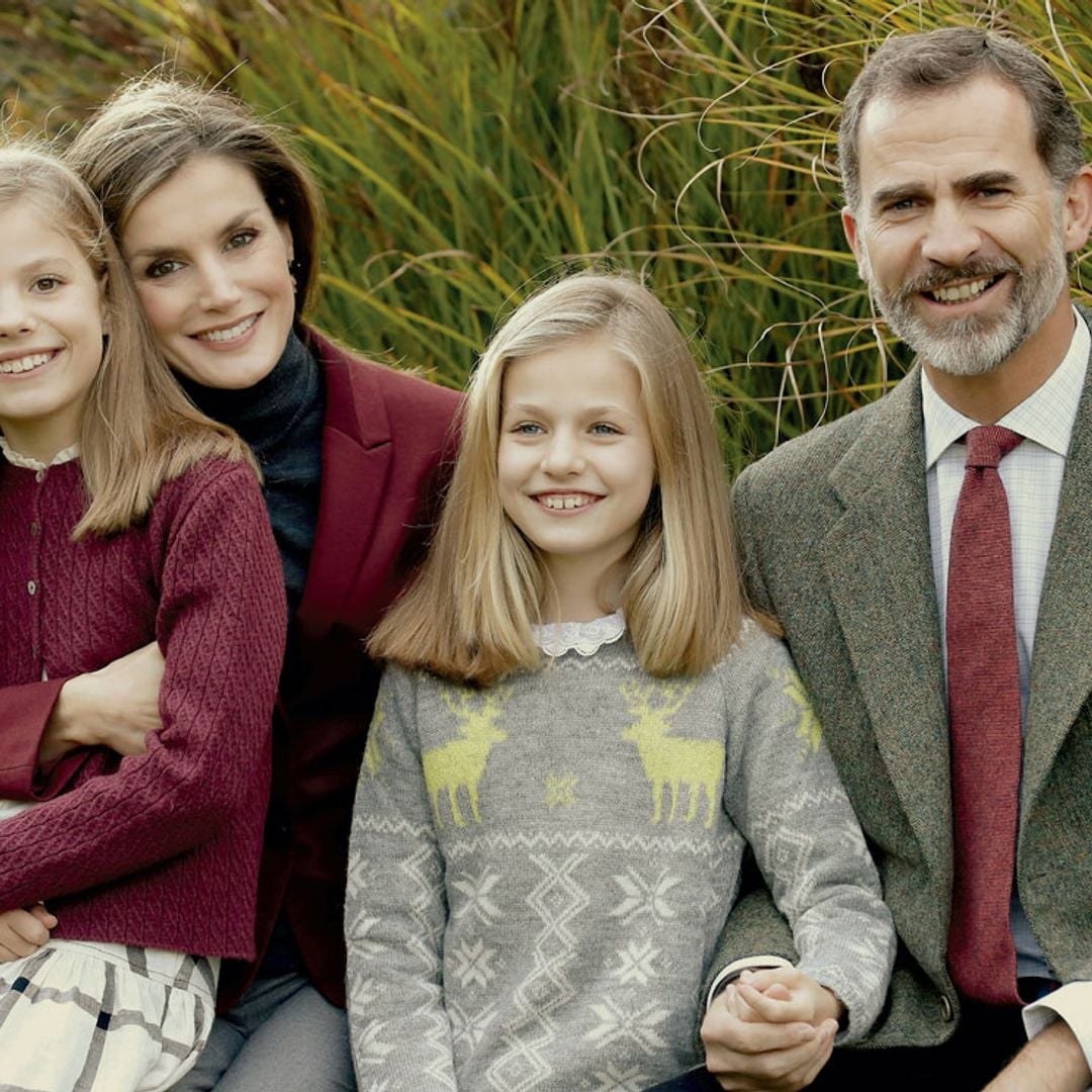 En Palacio, en Asturias o con guiño a momentos clave: así han evolucionado las postales navideñas de los Reyes y sus hijas