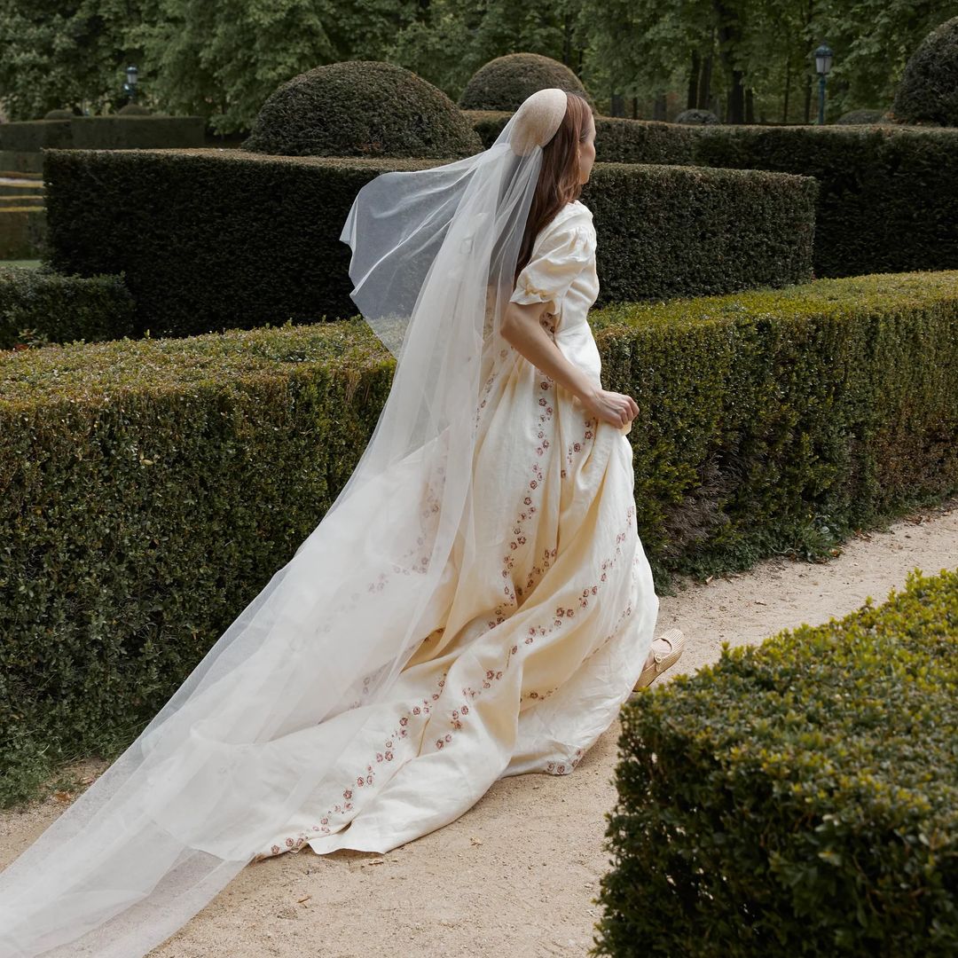 Flores bordadas, pintadas o estampadas: la inesperada tendencia que llenará de color los vestidos de las novias más románticos de 2026