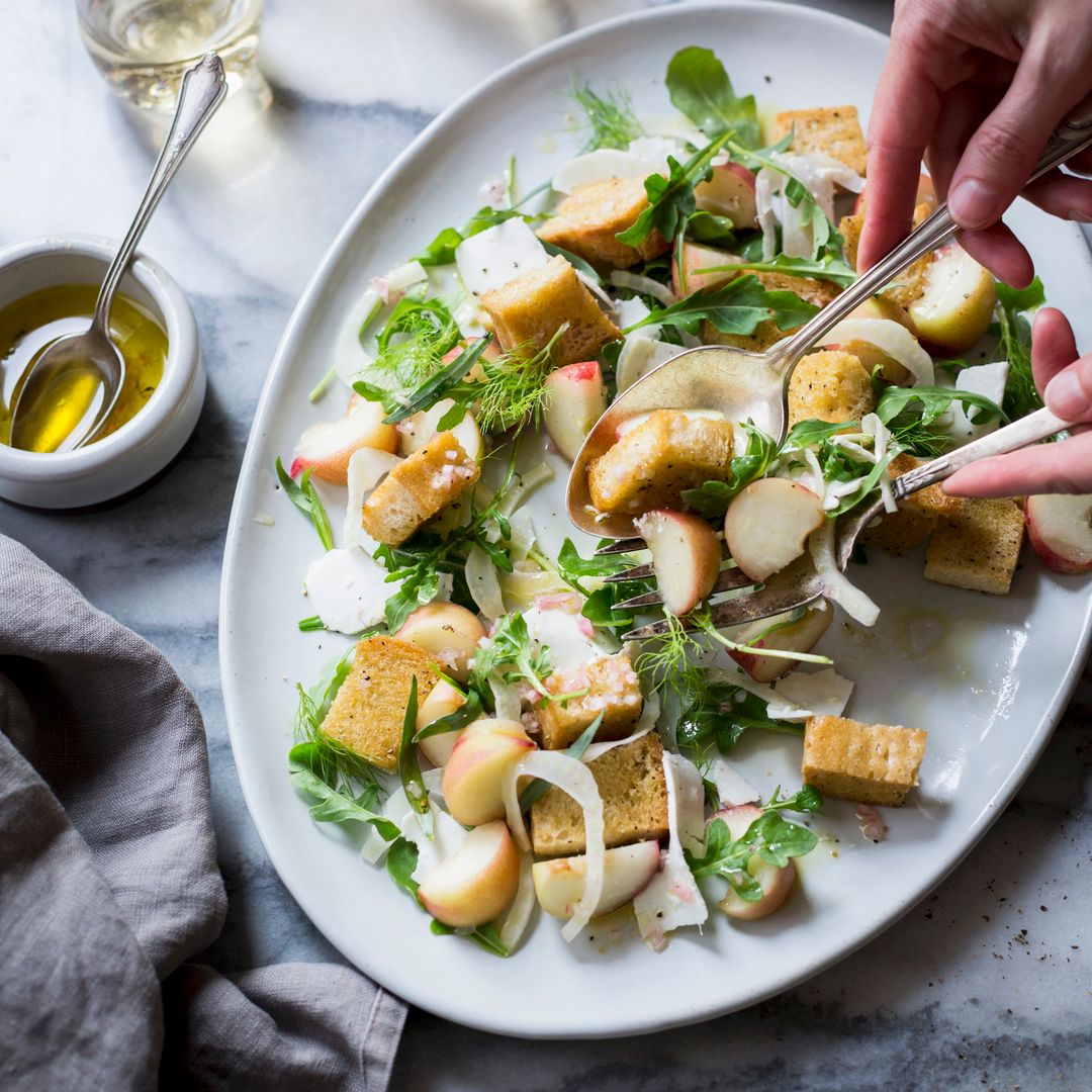 Ensalada de paraguaya con queso fresco, picatostes y estragón