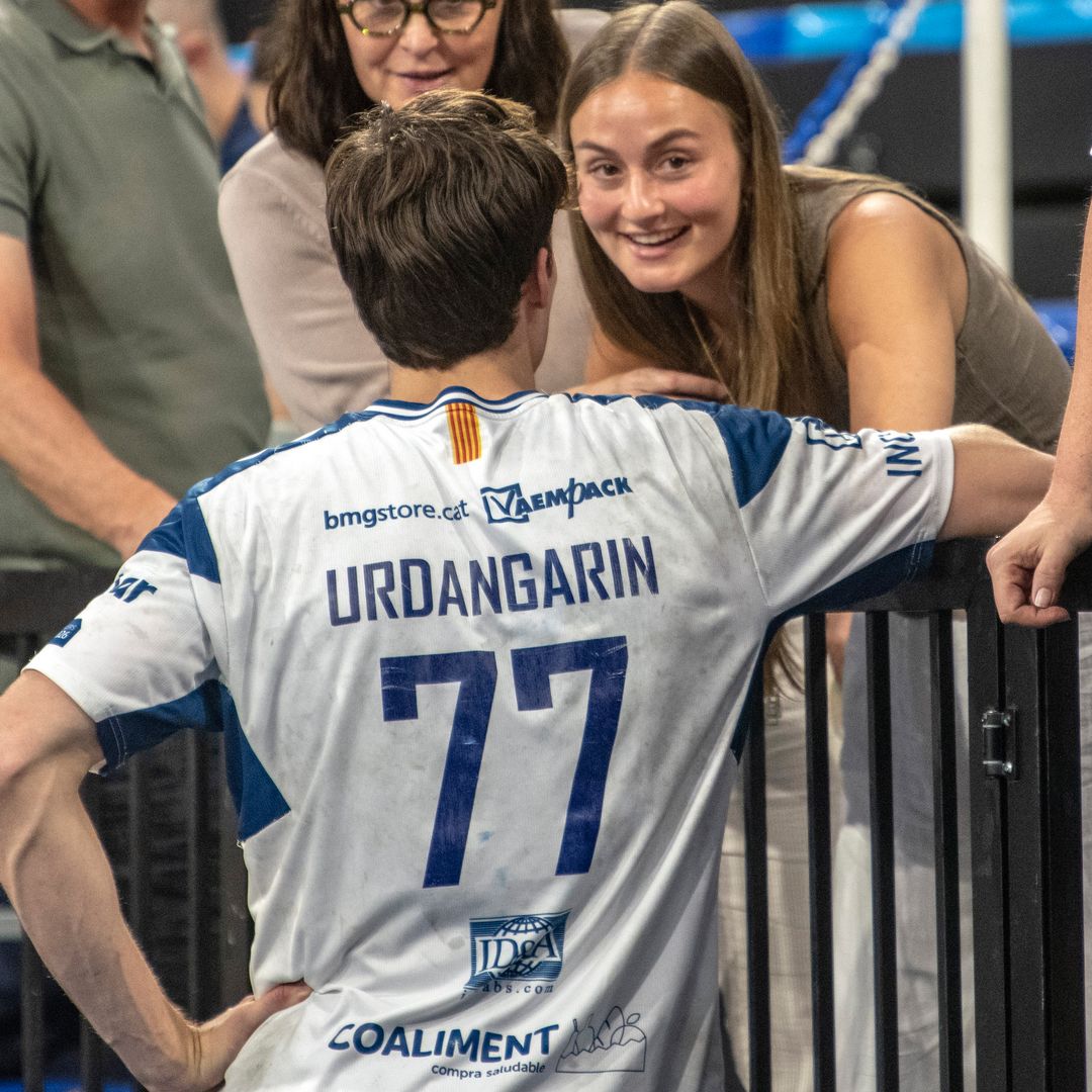 Johanna Zott emocionada tras poder hablar con Pablo de la victoria de su equipo, que cierra la temporada por todo lo alto