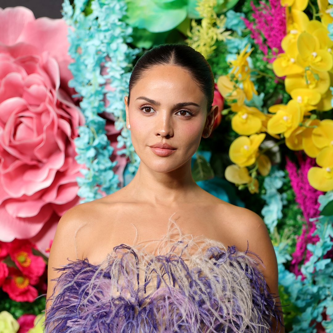 Eiza González deslumbra con el vestido de plumas que domina la moda este 2026