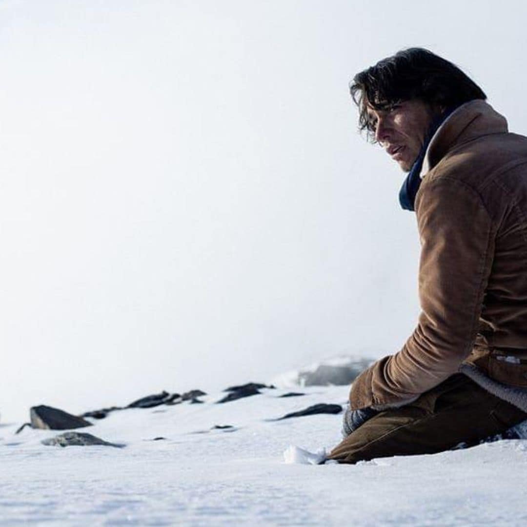 La reacción del protagonista de 'La sociedad de la nieve', Enzo Vogrincic, al visitar el lugar exacto del accidente aéreo en los Andes