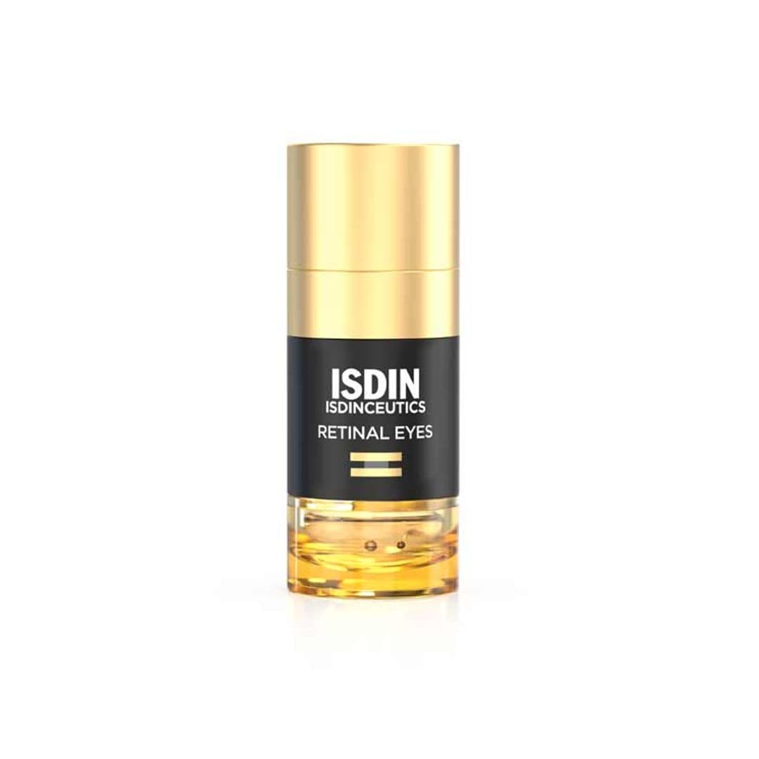Retinal Eyes, de Isdin (69,95 euros), es el nuevo sérum para el contorno de ojos de la marca, formulado con retinaldehído, Bakuchiol, el extracto LiftExtract, niacinamida y melatonina; una mezcla poderosa con acción sobre los 5 signos más visibles del envejecimiento: desde las líneas de expresión a las bolsas, ojeras, falta de luminosidad o fatiga. 