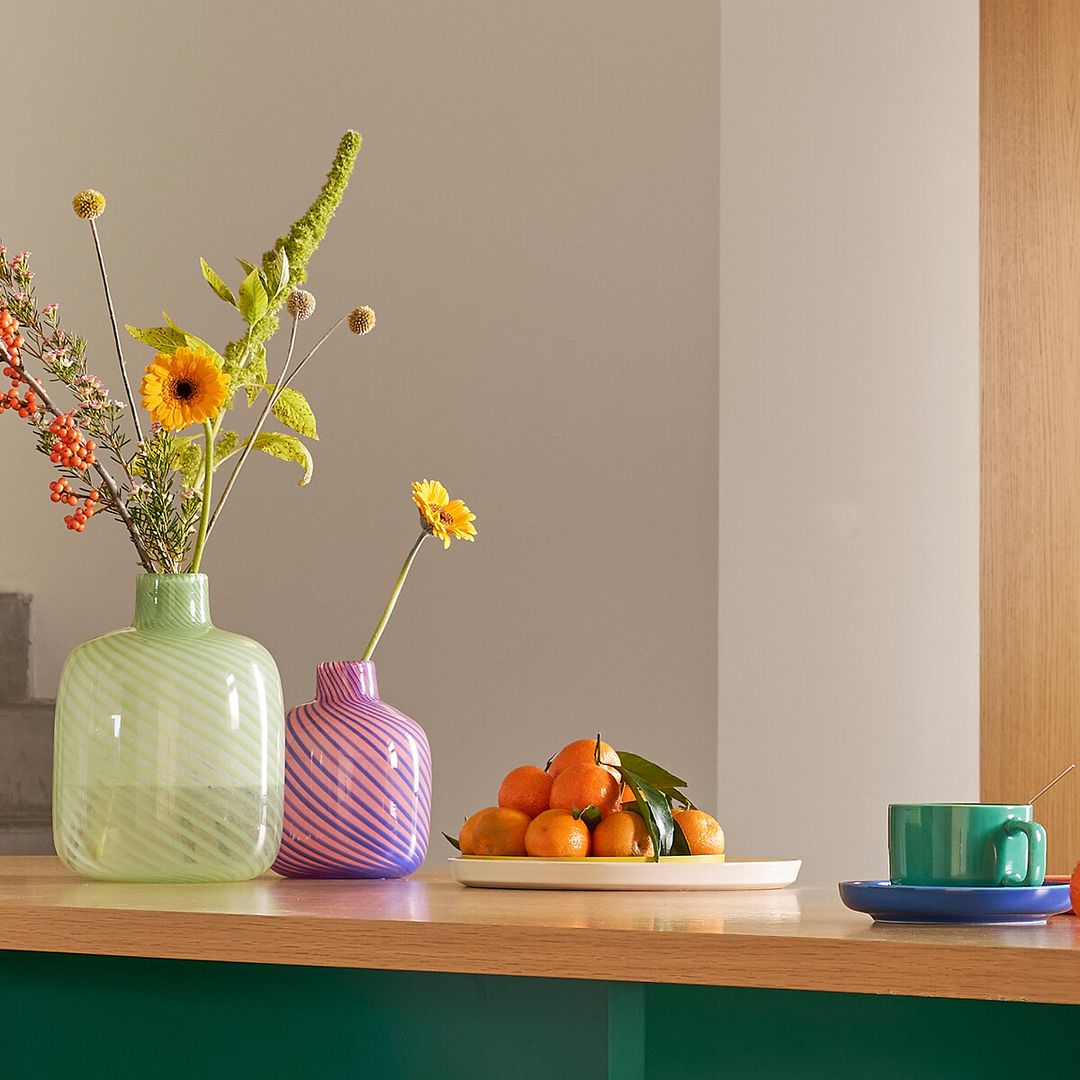 Mesa con colorido para primavera-verano 2025 La Redoute
