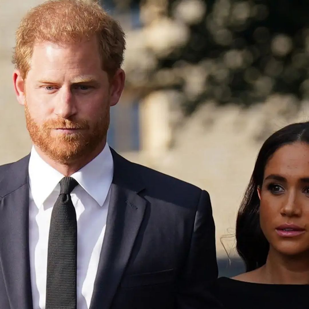 El príncipe Harry y Meghan Markle viajan al extranjero con su familia mientras sus amigos la apoyan ante las "devastadoras" acusaciones contra su padre
