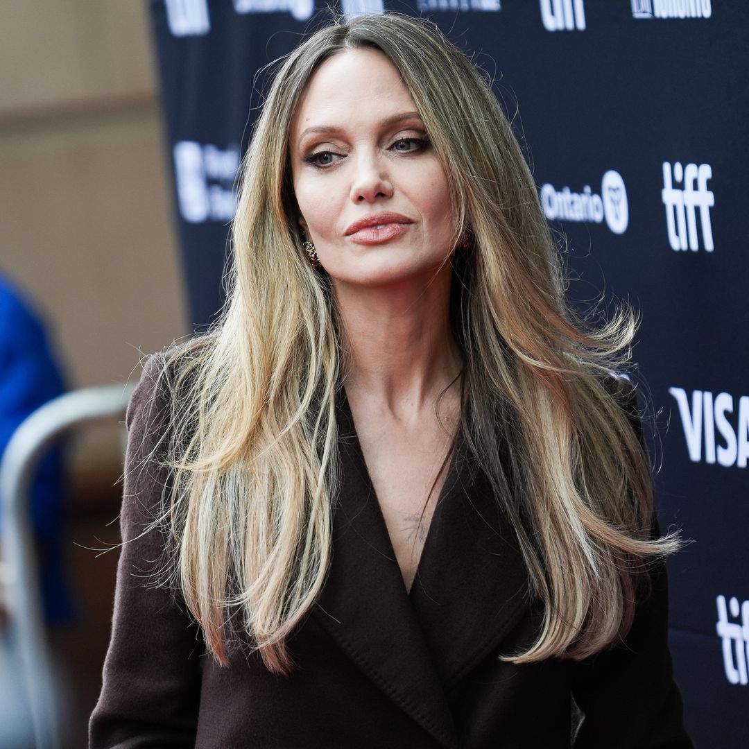 Angelina Jolie se conmueve hasta las lágrimas al hablar de su madre fallecida
