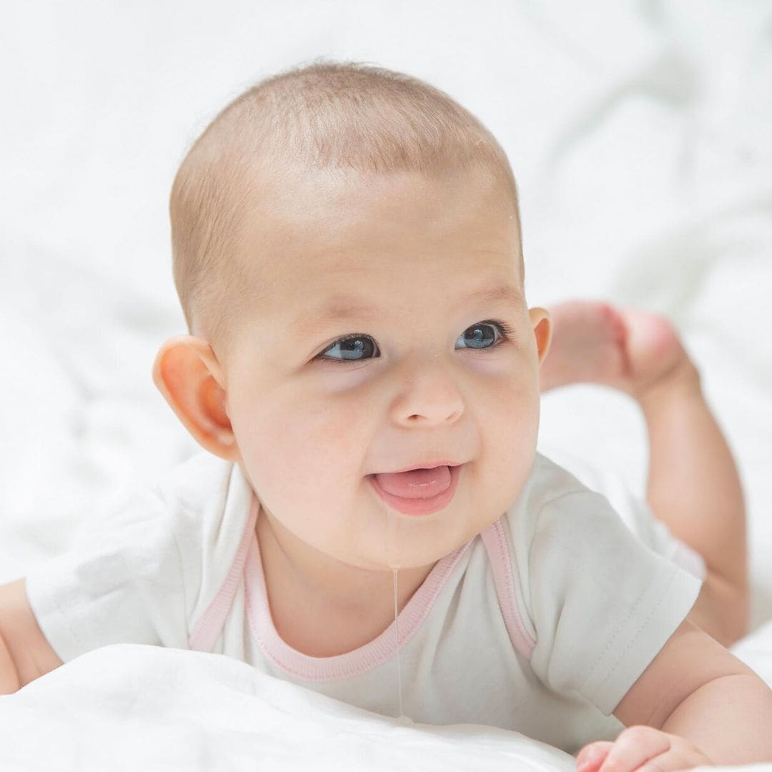 ‘Mi bebé no para de babear, ¿será por los dientes?’
