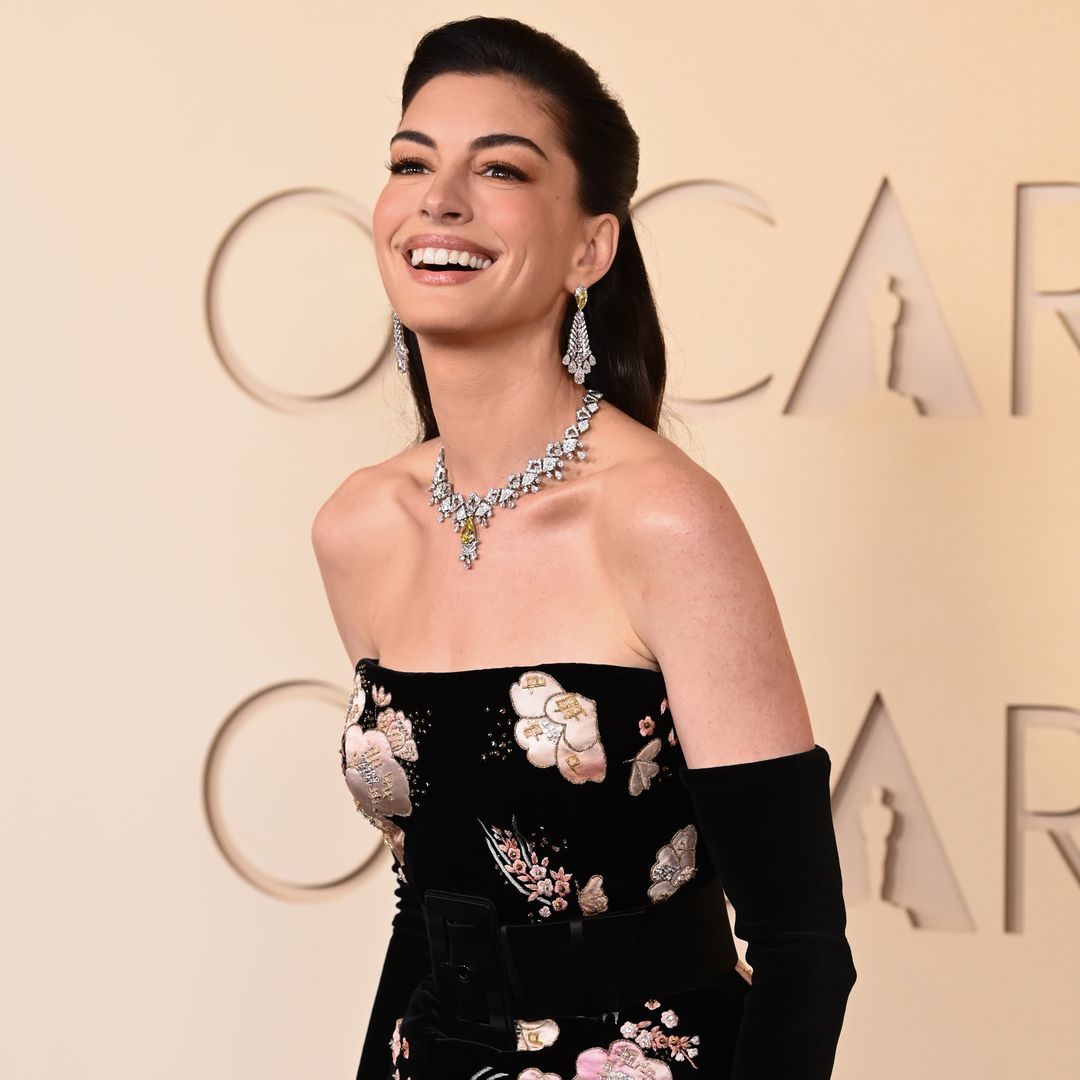 Anne Hathaway se declara fan de Rosalía y se anima a hablar español: "Yo me transformo"