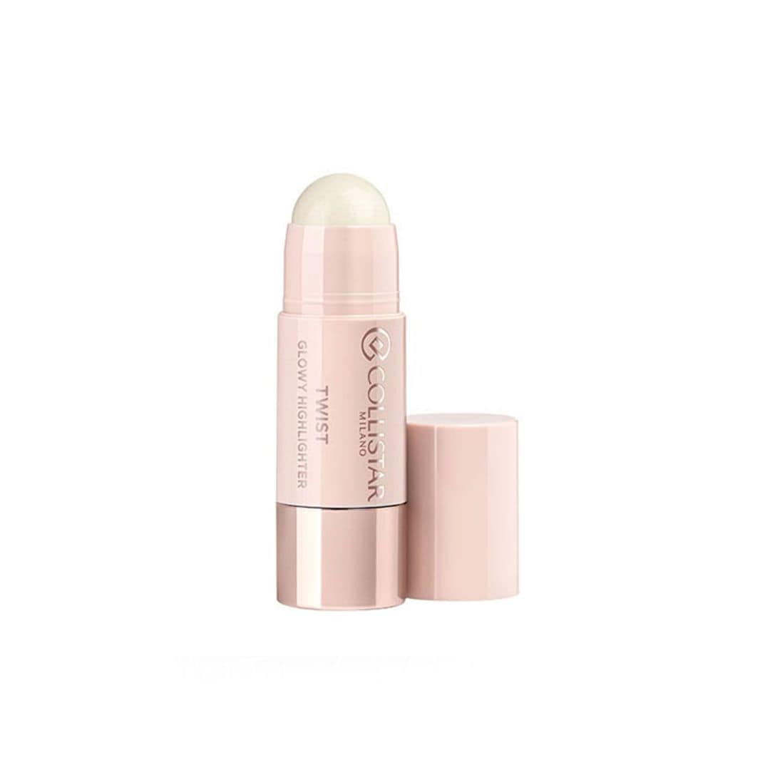 Twist Glowy Highlighter, de Collistar (24 euros); un iluminador en barra de textura cremosa que se desliza fácilmente sobre la piel, dejando un efecto glowy sin saturarla de producto. La opción perfecta para quienes buscan un resplandor natural y fresco. 