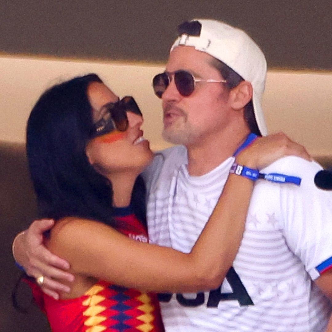 Brad Pitt e Inés de Ramón se comen a besos en el España-Bélgica... y viven una divertida anécdota con los gemelos Montoya ('Gran Hermano')