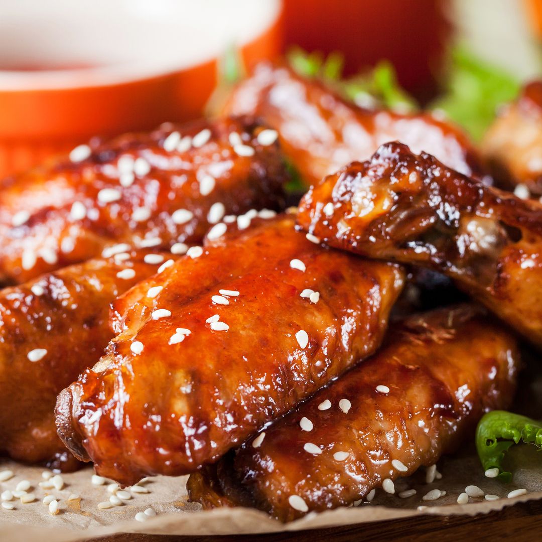 La receta más adictiva de alitas de pollo al horno: fácil, asequible y bañadas con miel y soja