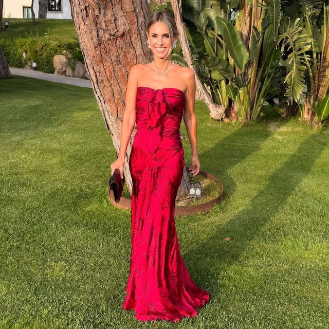 Andrea Pascual, impresionante en una boda en la Costa Brava con este vestido rojo de volantes artesanales