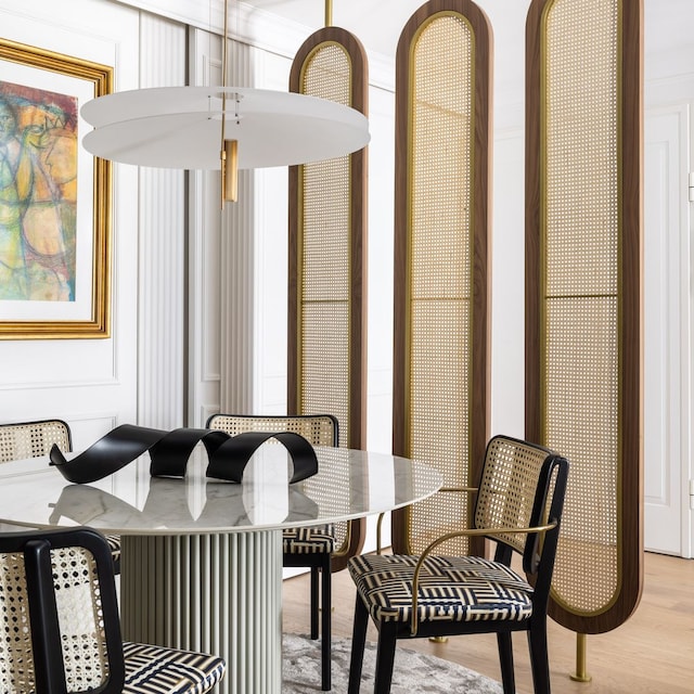 Comedor con sistema de biombo para separarlo
