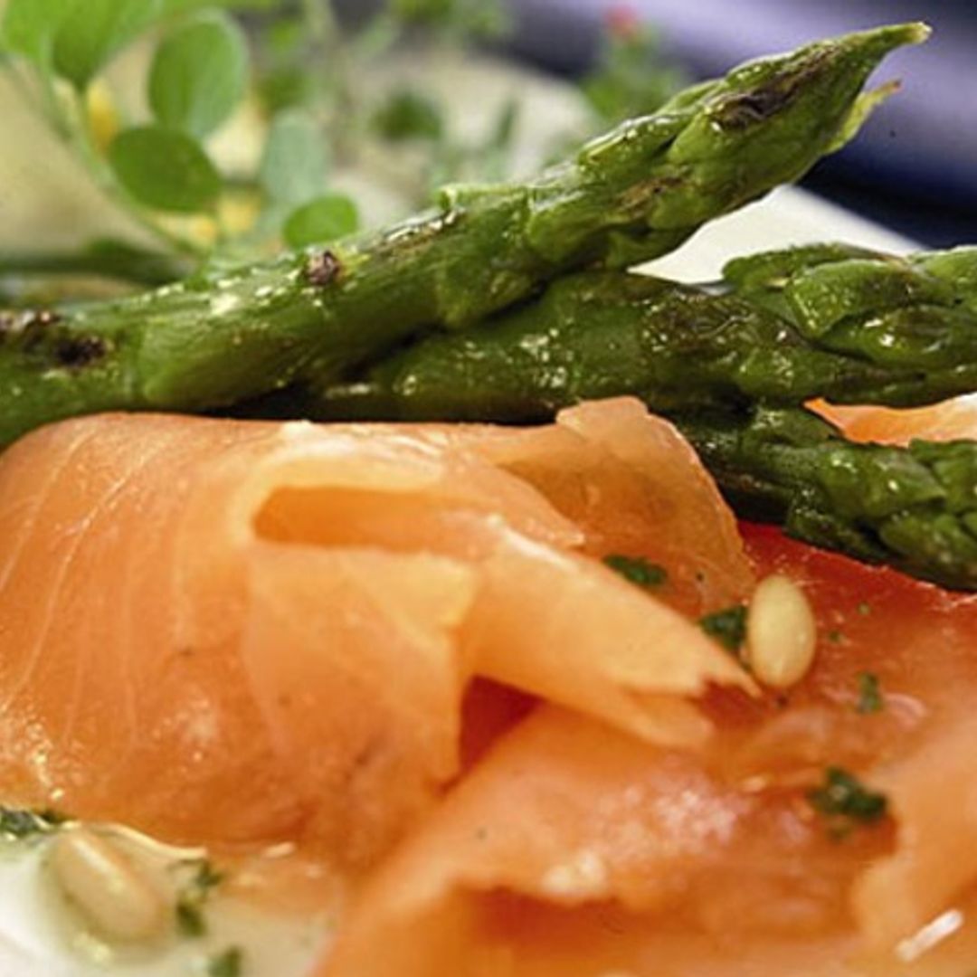 Espárragos trigueros con salmón y piñones