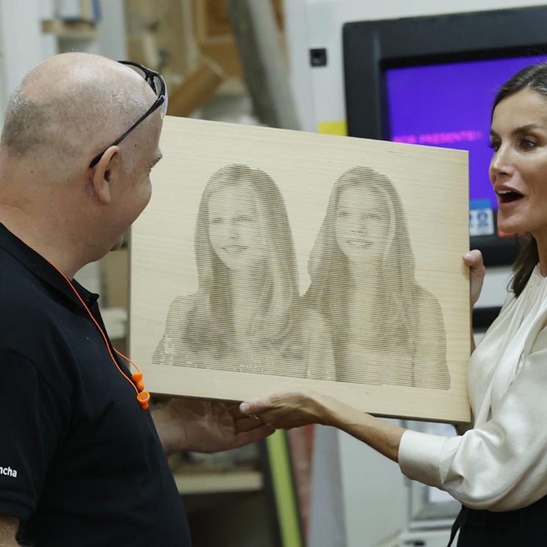 La reina Letizia, impresionada por la talla con la imagen de sus hijas que le han regalado en su visita a Albacete