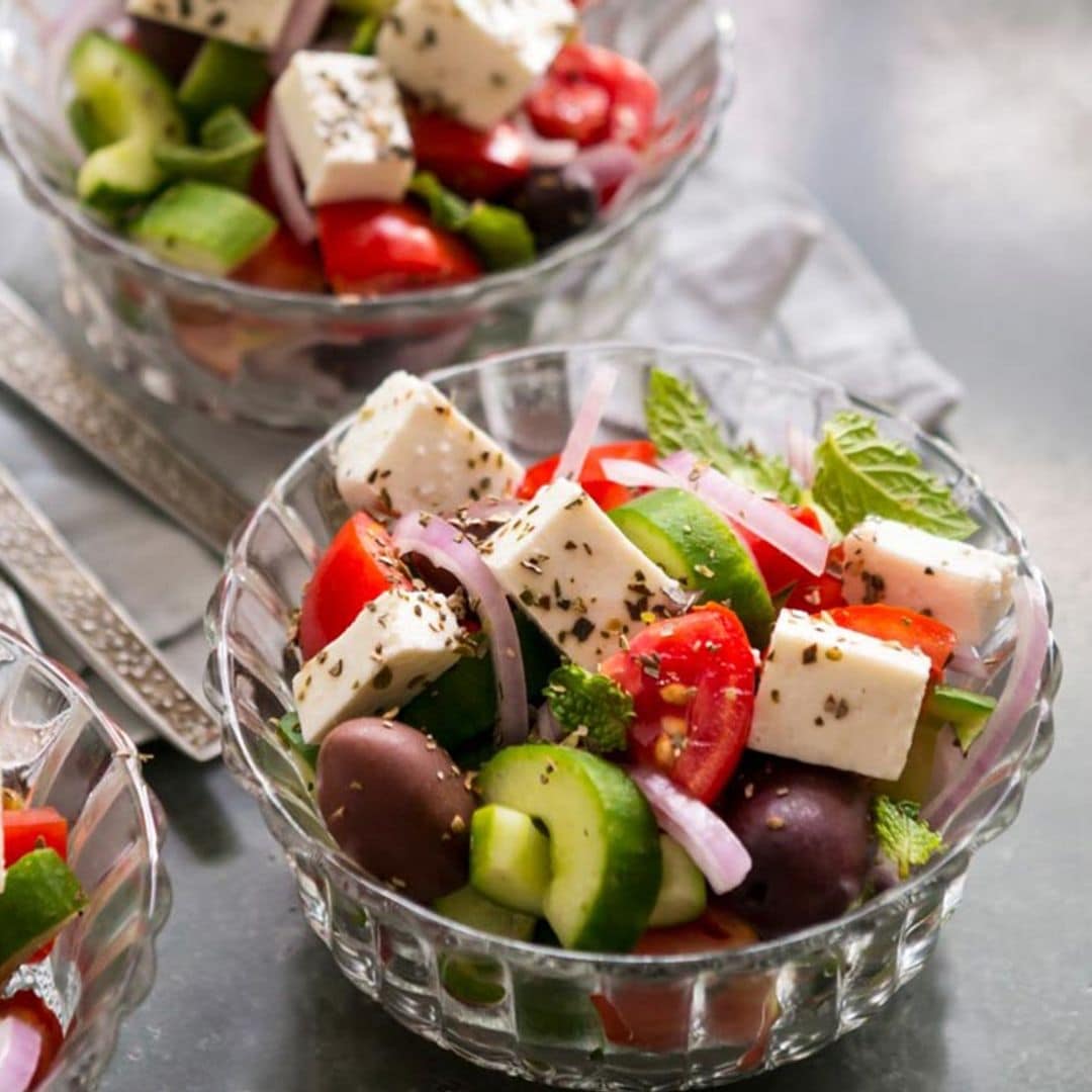 Ensalada griega con queso feta, vegetales y aceitunas
