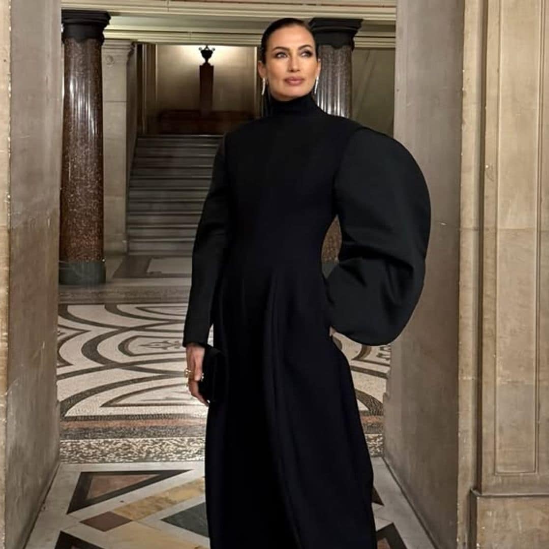 Nieves Álvarez, imponente con mono negro en la Ópera de París y 'clutch' de 4.000 euros, se prepara para desfilar en la Alta Costura