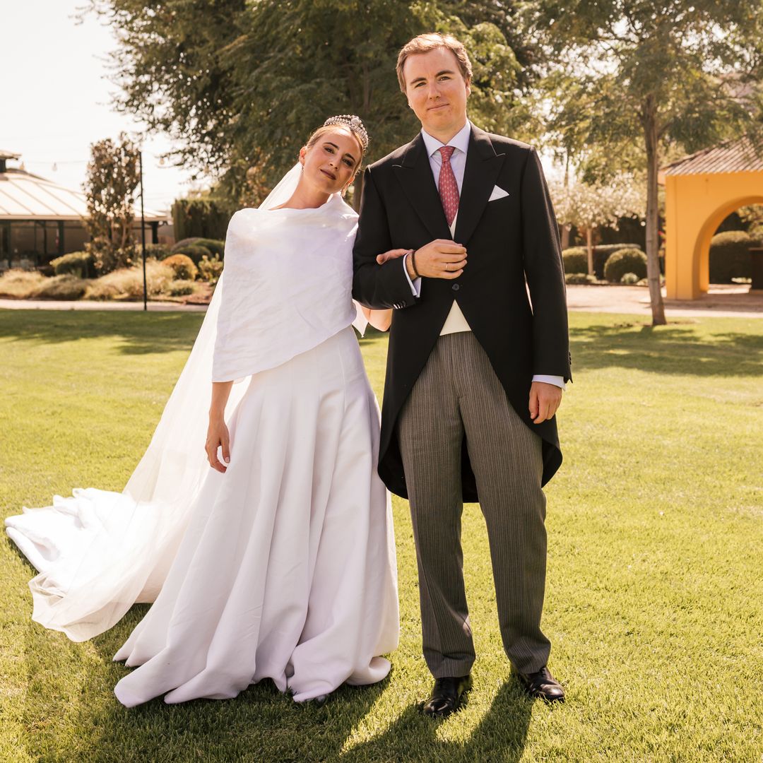 Teresa se casó en Sevilla con un vestido de novia que su madre dibujó en una servilleta: esta es su historia