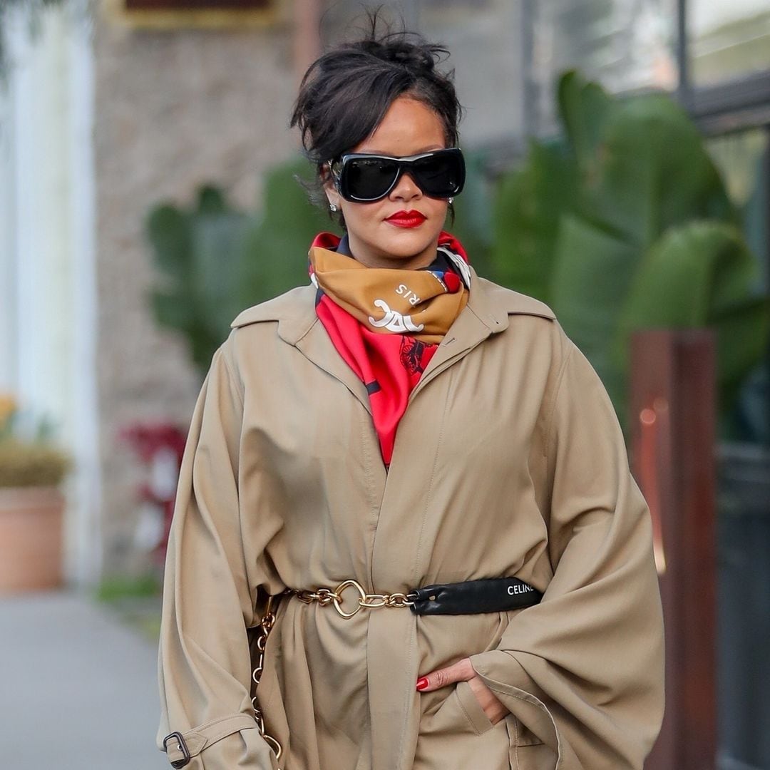 5 formas de llevar la gabardina, la prenda invernal favorita de Rihanna