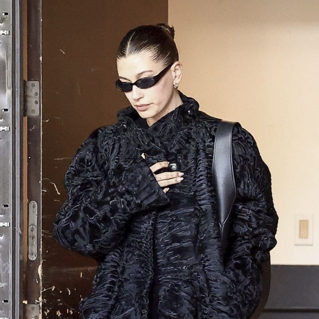 Hailey Bieber redefine el estilo sofisticado con pantalones tipo ‘flare’