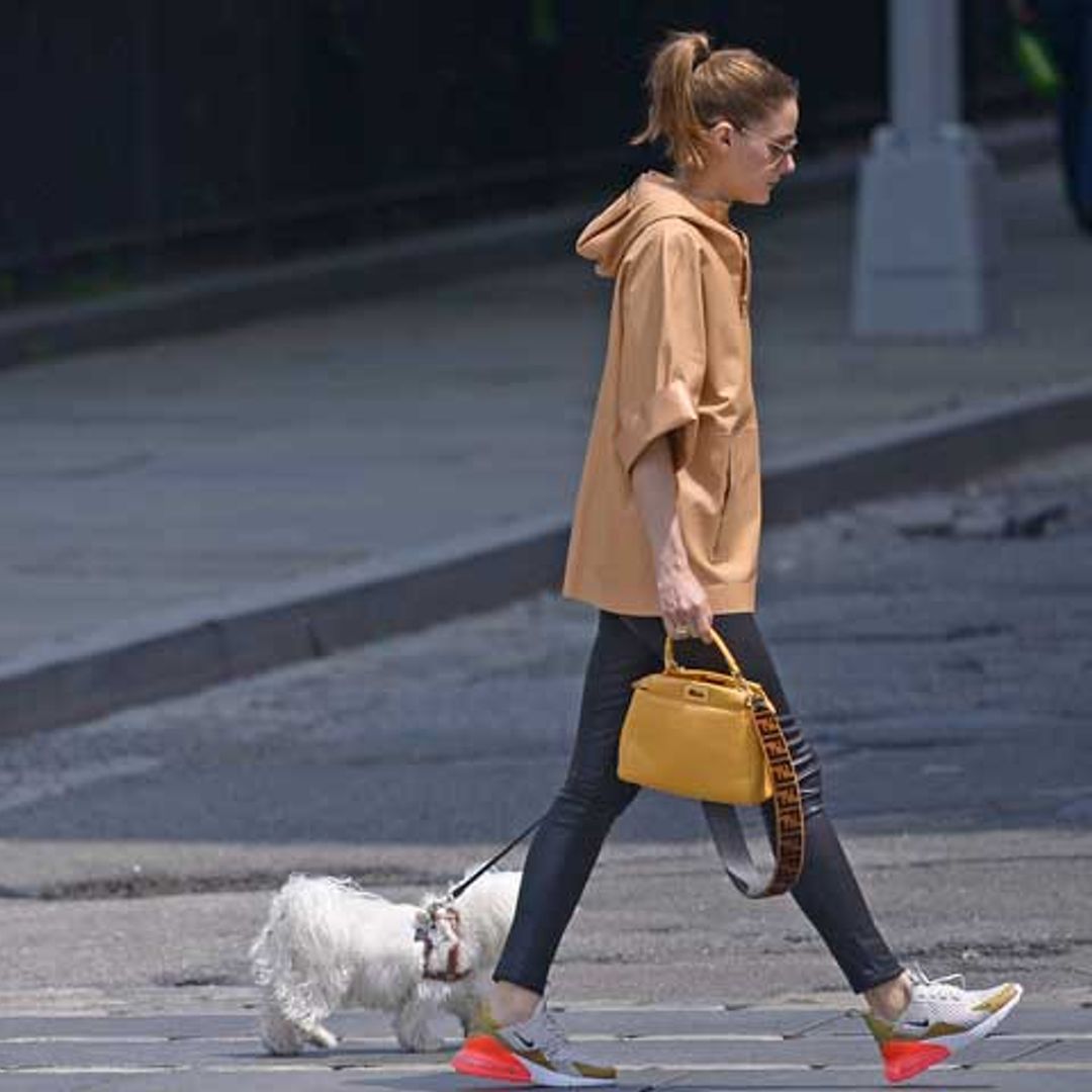‘Sneakers’ + vinilo: la fórmula de Olivia Palermo para sacar a su perro de paseo