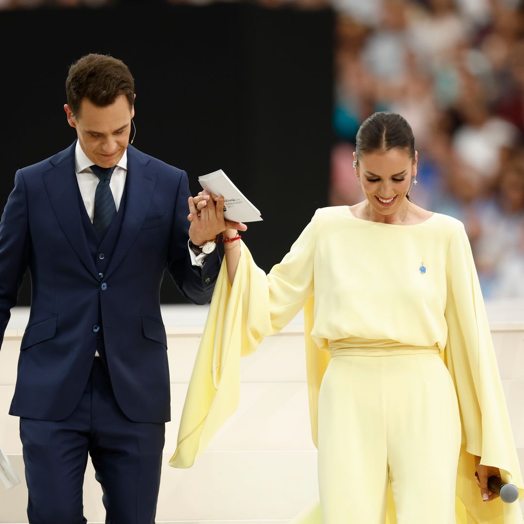 Patricia Pardo rinde homenaje al Pontífice en el Estadio con un conjunto de pantalón palazzo inspirado en la bandera del Vaticano