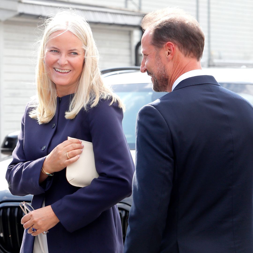 La princesa Mette-Marit juega el despiste en medio de una crisis de imagen sin precedentes para la monarquía noruega