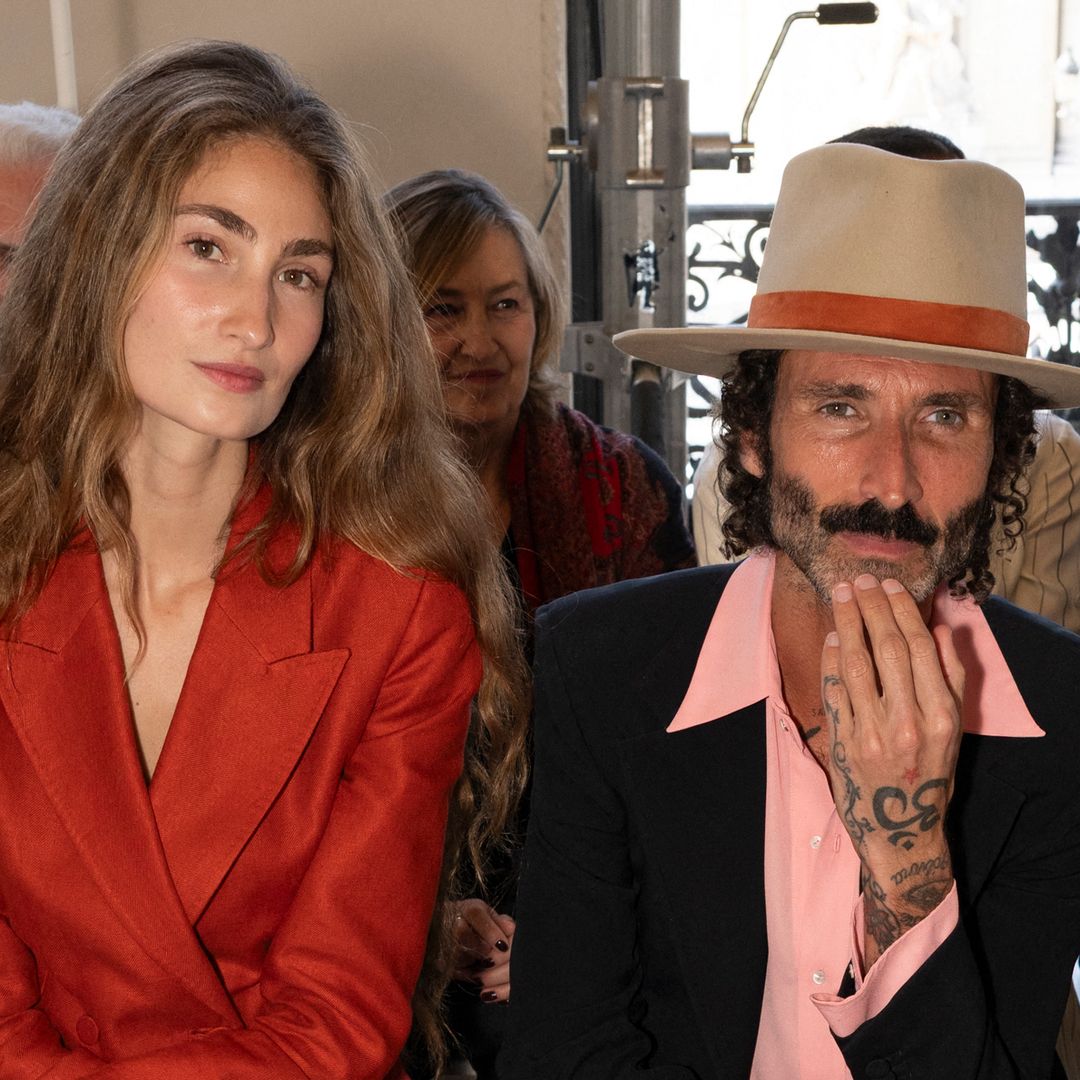 Las imágenes que nadie ha visto de la novia de Leiva, Almu Cañedo, junto a sus suegros en la gran noche del Movistar Arena en Madrid