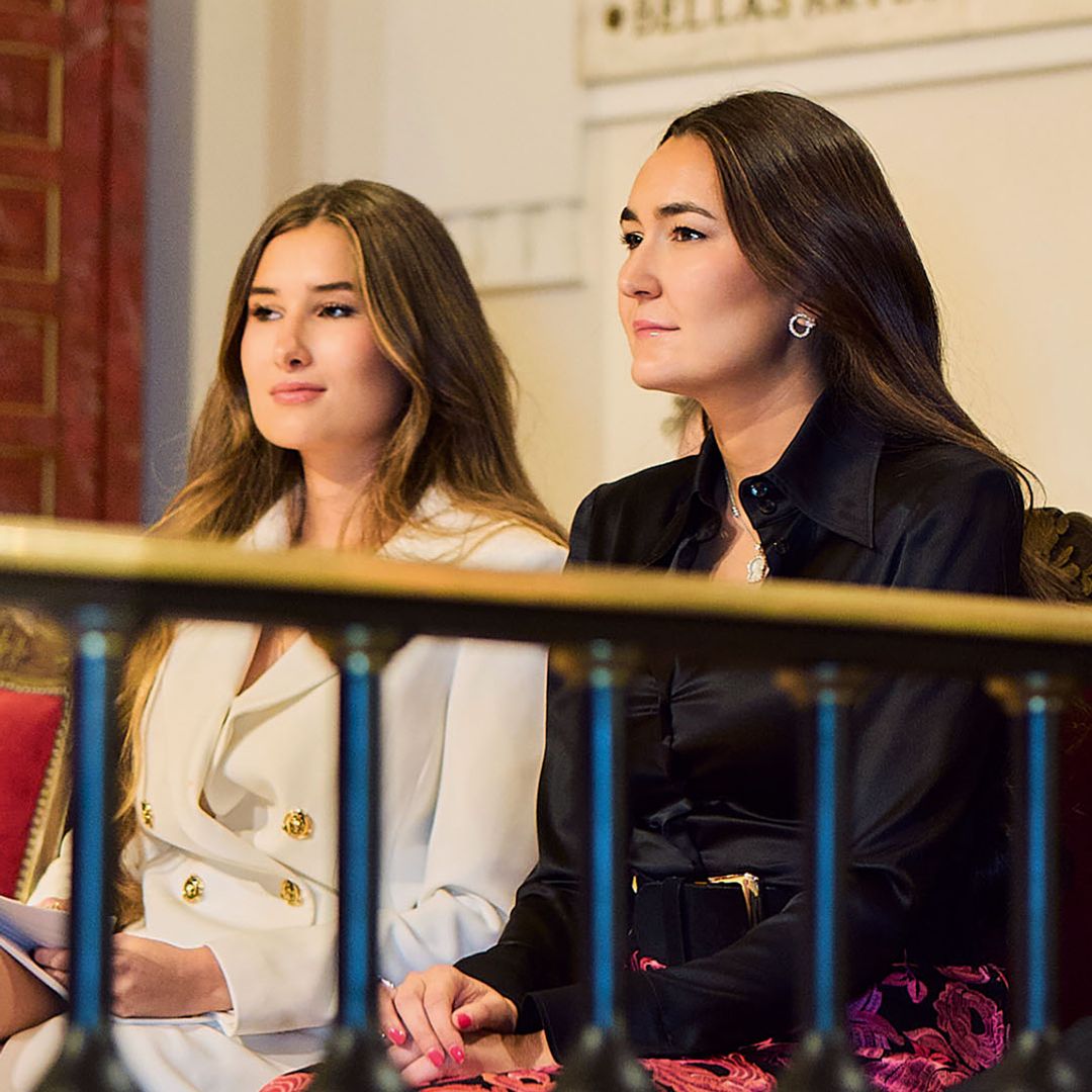 Esther y Carmen Santos Alcocer sentadas durante el acto