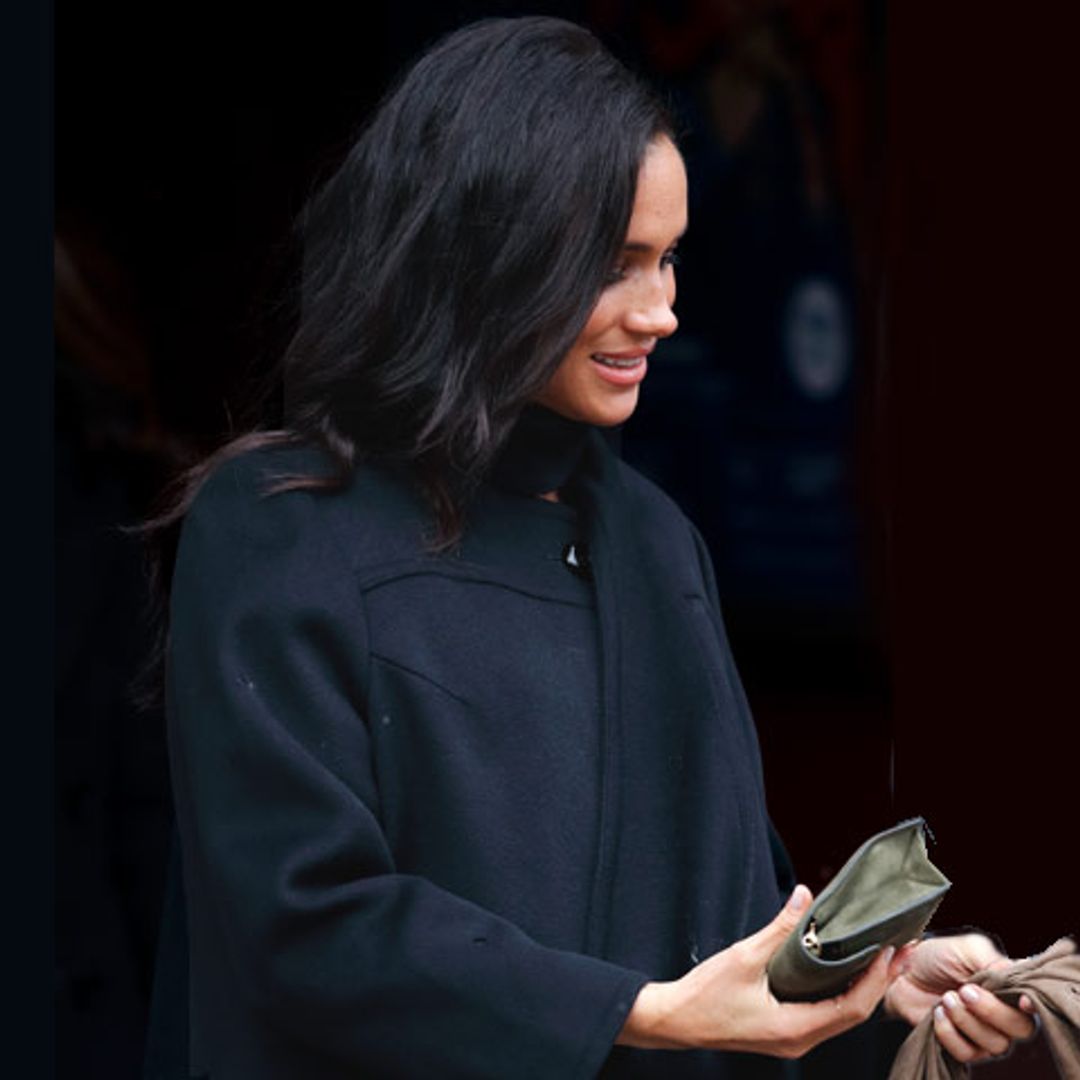¿Por qué la Duquesa de Sussex lleva siempre los guantes en la mano… pero nunca puestos?