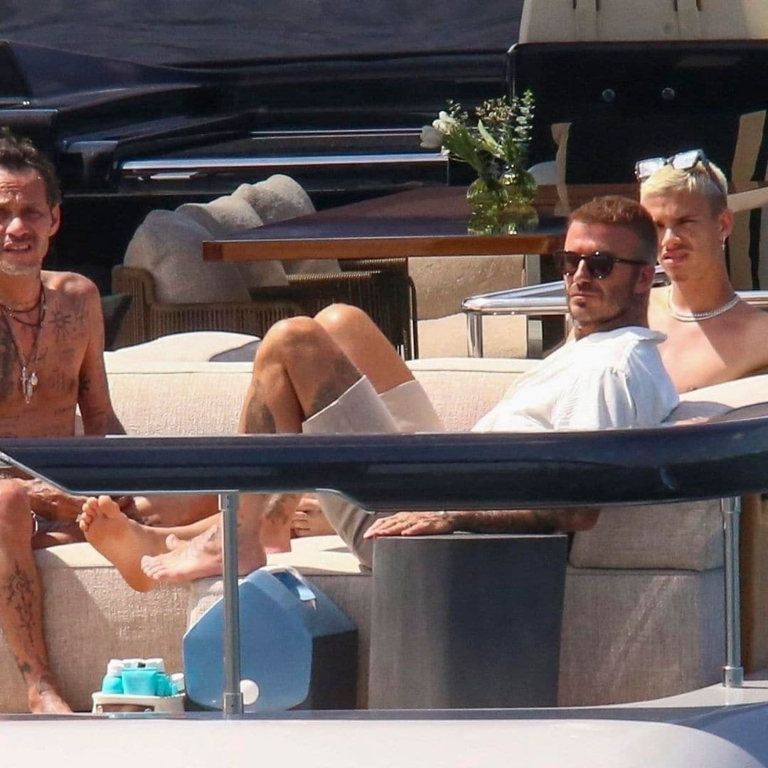 Marc Anthony, con poca ropa, luce de lo más relajado en yate junto a David Beckham