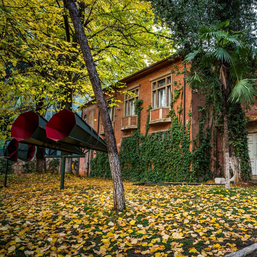 Tirana, Albania, Museo Casa de las Hojas, antiguo centro de operaciones de la policía secreta.