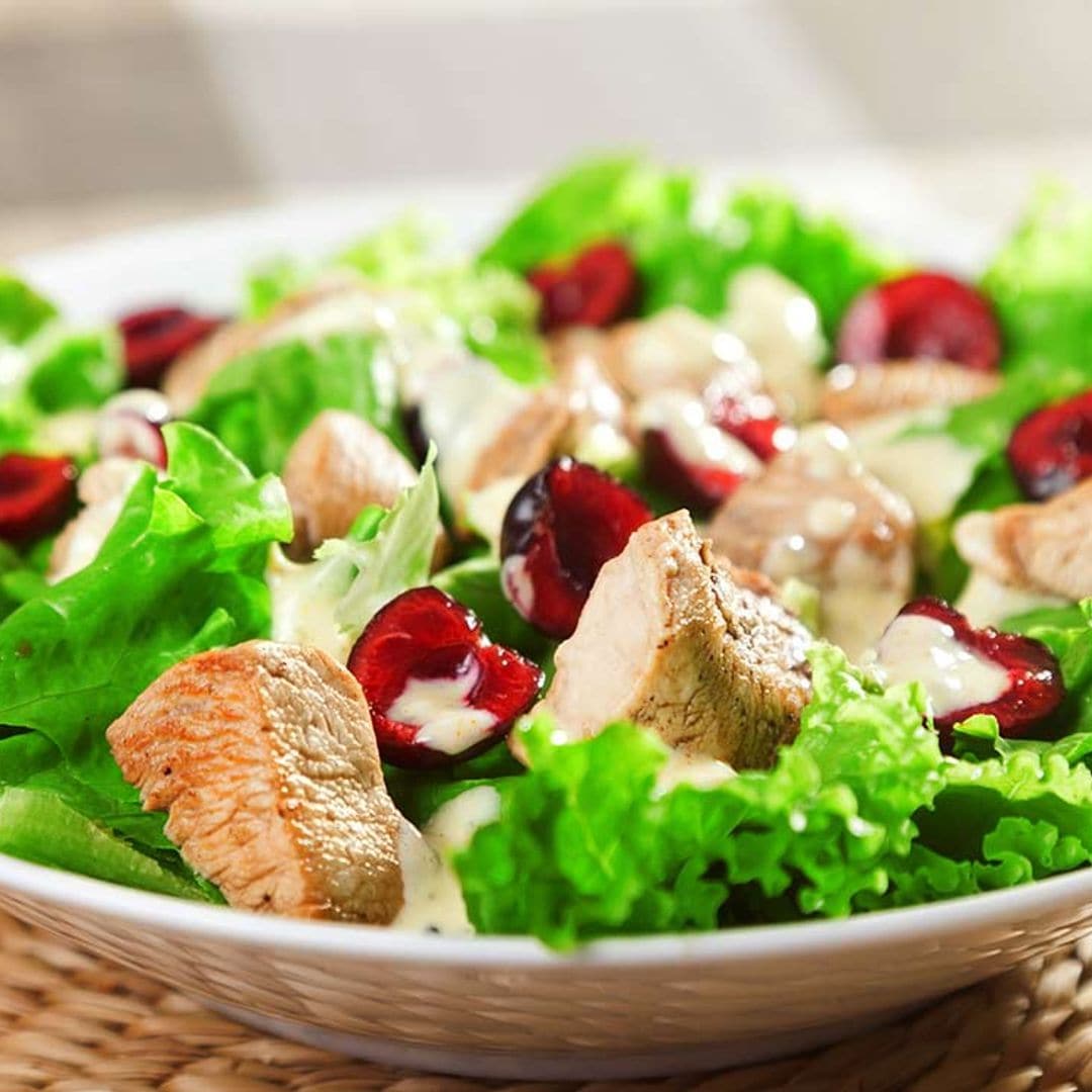 Ensalada de pollo y cerezas