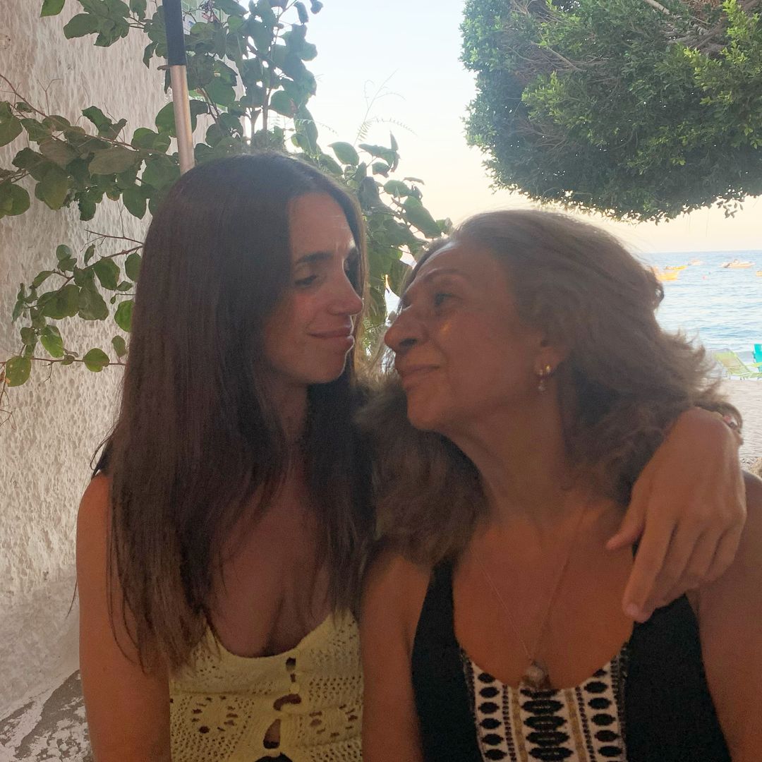 La familia Flores hace piña este verano: los planes de Lolita con sus nietos y Elena Furiase entre Cádiz y Agua Amarga