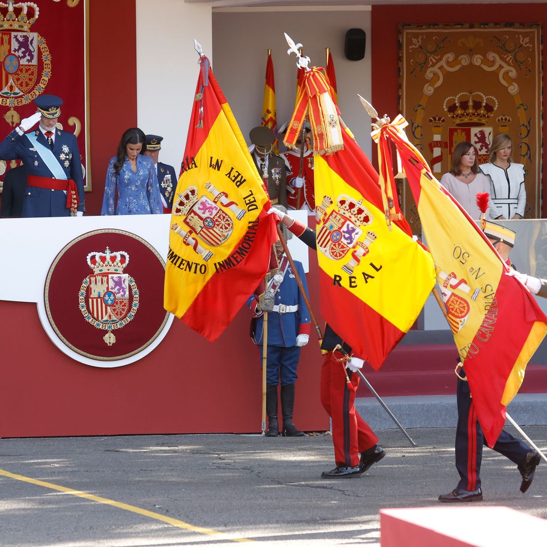 EN DIRECTO: Los Reyes, acompañados por sus hijas, presiden el espectacular desfile de la Fiesta Nacional marcado por su histórico e inminente viaje a Ceuta
