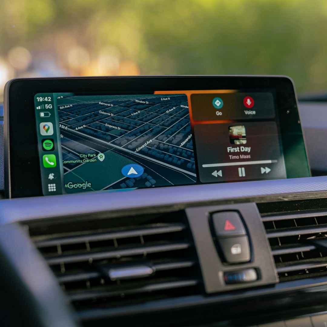 Descubre la mejor solución para conectar tu teléfono al coche sin cables: CarPlay inalámbrico