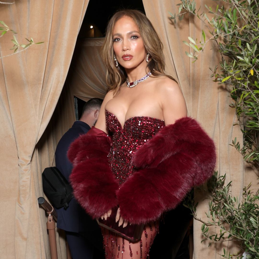 Jennifer Lopez deslumbra previo a los Golden Globes con transparencias y pedrería