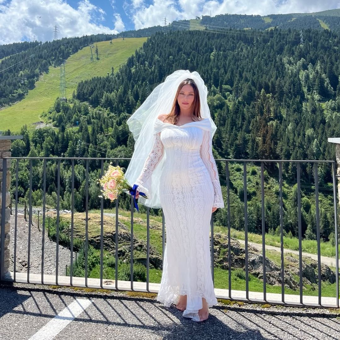 Daniela Blume muestra las fotos de su boda secreta: embarazada de 5 meses, descalza y conduciendo un jeep hasta el altar