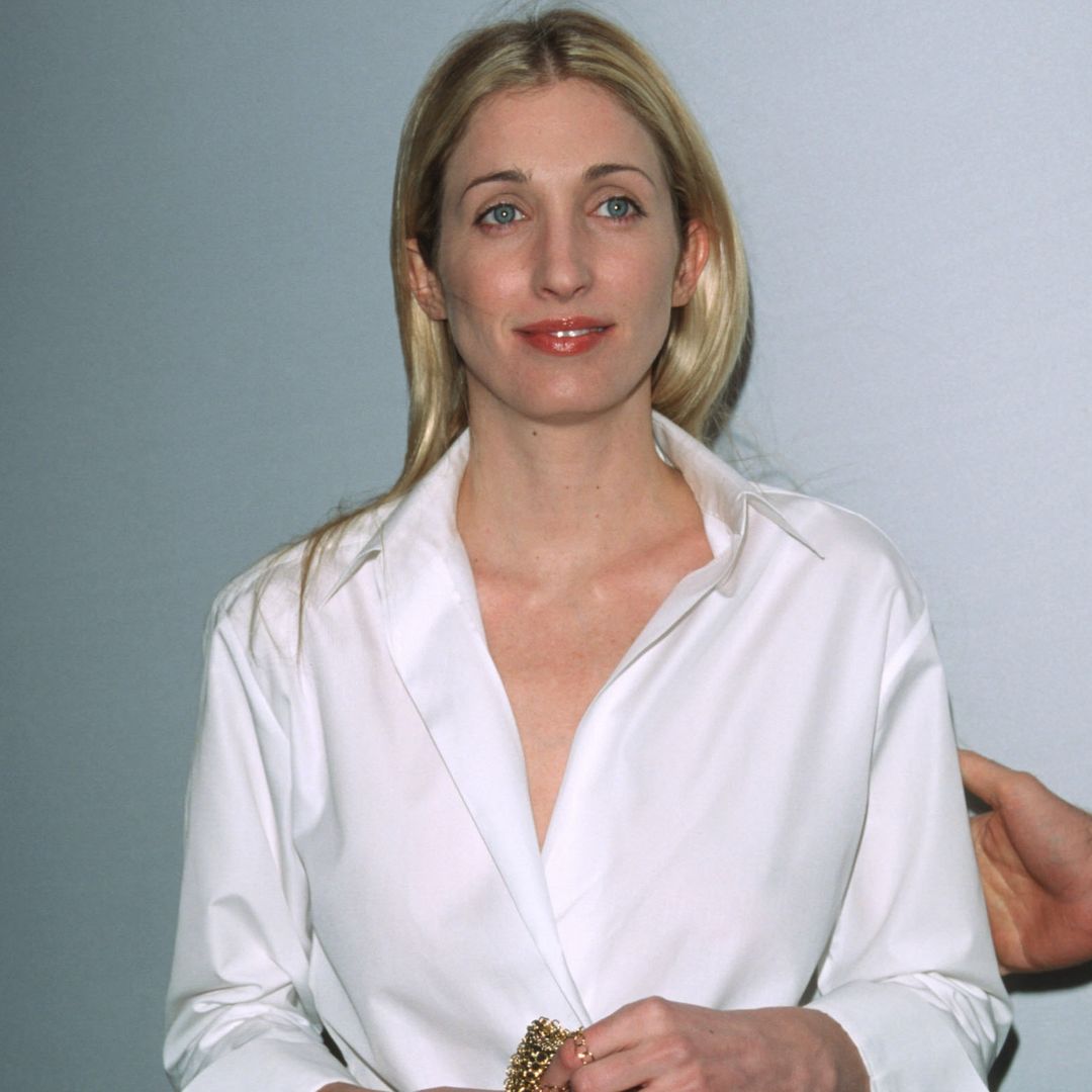 Los vaqueros 'boot-cut' favoritos de Carolyn Bessette te van a hacer salirte de las tendencias esta primavera 2026