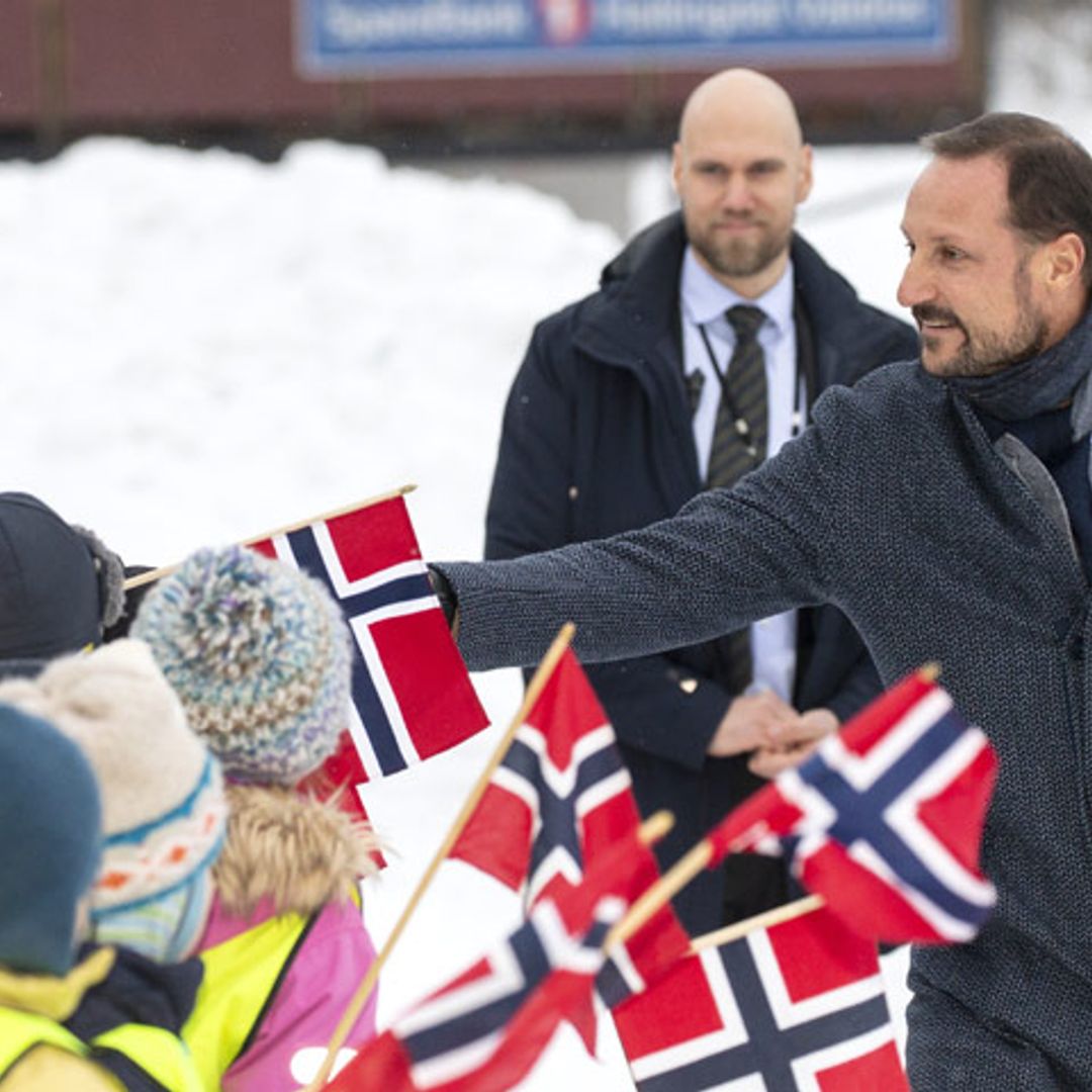 Haakon de Noruega acepta el reto y salta por los aires